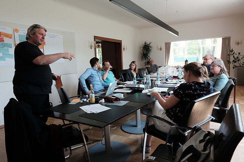 Mitarbeitende des CHAPEL Raum für Stadtkultur bei einem Workshop.